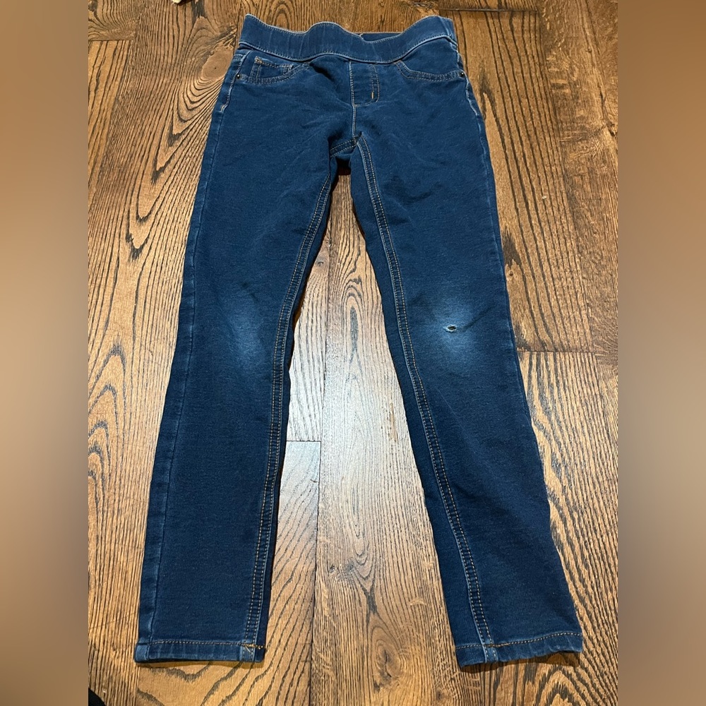 Jean leggings from justice with a small hole